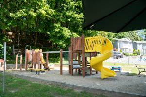 Zona de joacă pentru copii de la Americas Best Value Inn & Suites Lake George