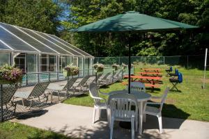 Zahrada ubytování Americas Best Value Inn & Suites Lake George