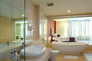 Vannituba majutusasutuses Lombok Plaza Hotel and Convention
