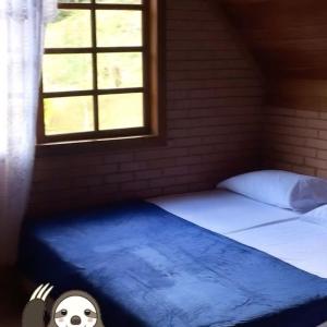 a bedroom with a bed with a skull and crossbones at Sitio Recanto da Preguiça in Santa Teresa