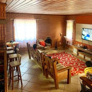 Televízia a/alebo spoločenská miestnosť v ubytovaní Sitio Recanto da Preguiça