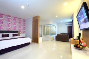Televiisor ja/või meelelahutuskeskus majutusasutuses Lombok Plaza Hotel and Convention
