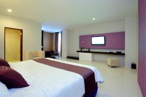 Televiisor ja/või meelelahutuskeskus majutusasutuses Lombok Plaza Hotel and Convention