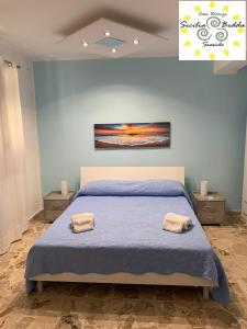 - une chambre avec un lit et 2 serviettes dans l'établissement casa vacanze Sicilia Bedda Seaside, à Santa Flavia