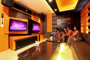 Televiisor ja/või meelelahutuskeskus majutusasutuses Lombok Plaza Hotel and Convention