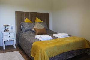En eller flere senge i et værelse på Quinta das Regueiras
