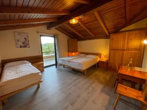 1 dormitorio con 2 camas y ventana en Hotel Monte Baldo, en Brenzone sul Garda