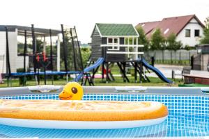 - un hot dog dans une piscine avec un canard en caoutchouc dans l'établissement Nasze Wybrzeże, à Sarbinowo