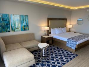 เตียงในห้องที่ All Inclusive- Divi Carina Bay Beach Resort & Casino Adult Only