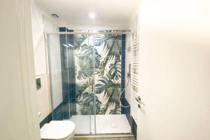 łazienka z prysznicem i toaletą w obiekcie New Agriloft 4 Palms clima, giardino e Wi-Fi a 50 mt dal mare w mieście Bordighera +21 zdjęć