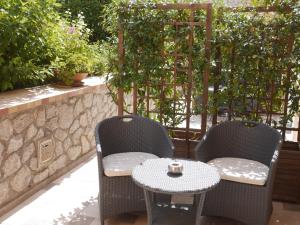 2 Stühle und ein Tisch auf der Terrasse in der Unterkunft Hotel Villa Ceselle in Anacapri