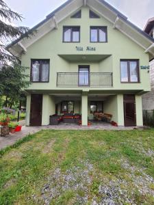 een huis met een grote tuin ervoor bij Casa Alma in Borşa