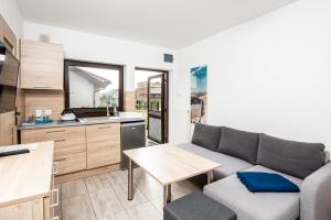 un salon avec un canapé et une table dans l'établissement Nasze Wybrzeże, à Sarbinowo