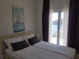 Posteľ alebo postele v izbe v ubytovaní Holiday home in Rogoznica 39566