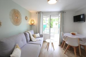- un salon avec un canapé et une table dans l'établissement T2 avec terrasse / 10mn grande plage, à Royan