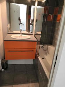 a bathroom with a sink and a shower and a mirror at Appartement T2 - Golf de Fontcaude - Résidence Coté Green à Juvignac 34990 in Juvignac