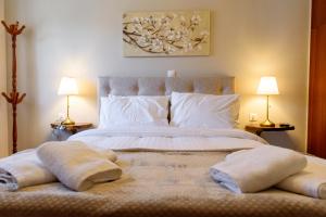 ein Schlafzimmer mit einem großen Bett mit zwei Kissen darauf in der Unterkunft ΔΗΜΗΤΣΑΝΑΣ ΤΟΠΟΣ Νύμφη Θεισόα in Dimitsana