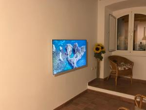 Un dipinto di un cane su un muro di Remy apartment a Cagliari