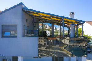 a building with a roof with a lot of windows at Villa Legacy, by the beach, Kali in Kali