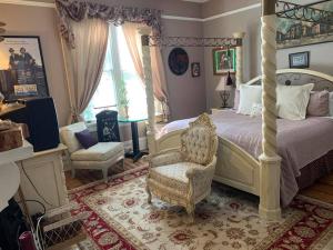 Ένα ή περισσότερα κρεβάτια σε δωμάτιο στο Inn Upon Moon River Plantation