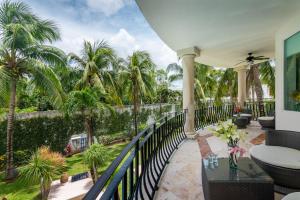 een balkon met palmbomen en een hek bij Villa Palmeras in Cancun