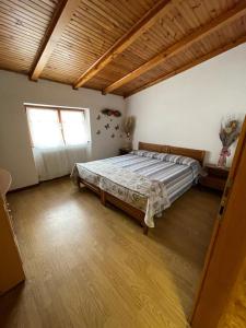 a bedroom with a large bed and a window at Palazzina Rosa in Spormaggiore