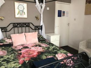 Postel nebo postele na pokoji v ubytování Melrose Hotel + 35 fotografií