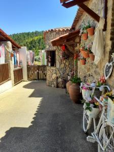 Ein Gebäude mit einem Haufen Fahrräder daneben. in der Unterkunft Casa do Trapo in Abrantes