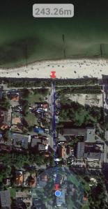 widok z góry na plażę z czerwonym krzyżem w obiekcie Apartament Sea Planet Mielno Centrum - parking w cenie pobytu w mieście Mielno