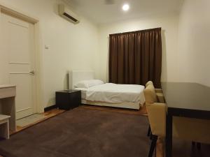 PH Homestay Bungalow House at PJ Fully Equipped في بيتالينغ جايا: غرفة نوم صغيرة بها سرير ونافذة