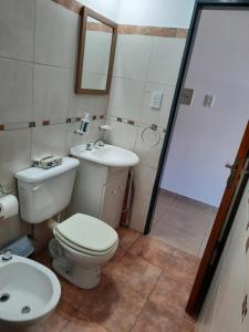uma casa de banho com um WC e um lavatório em Monoambiente Plaza San Miguel em Paraná