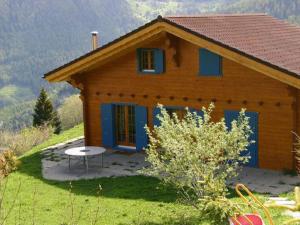 ラ・ズマにあるChalet Alpina offers great viewsの木造家屋
