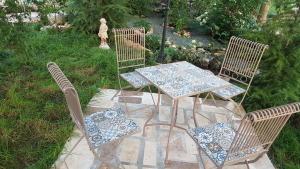 2 sillas y una mesa en un jardín en Casa Magnolia, en 23 August