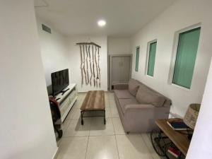 ein Wohnzimmer mit Sofa und Fernseher in der Unterkunft Costa Veleros Marina Mazatlán 03 in Mazatlán