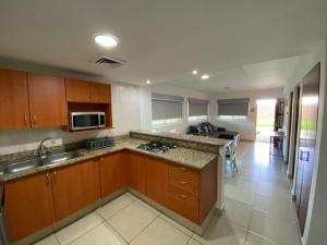 eine Küche mit Spüle und Arbeitsplatte in der Unterkunft Costa Veleros Marina Mazatlán 03 in Mazatlán