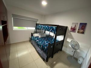 ein Schlafzimmer mit einem Etagenbett und einem Ventilator in der Unterkunft Costa Veleros Marina Mazatlán 03 in Mazatlán + 23 Fotos