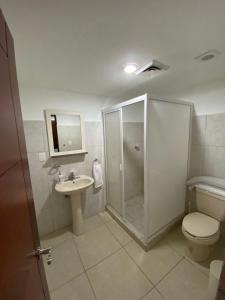ein Badezimmer mit Dusche, Toilette und Waschbecken in der Unterkunft Costa Veleros Marina Mazatlán 03 in Mazatlán