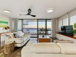 Posezení v ubytování Seaview 31 Luxurious Beachside Two Bedroom Apartment in Seaview Resort with Stunning Views