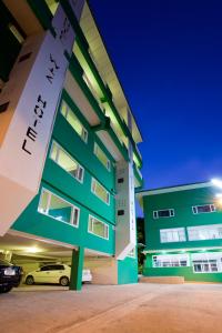 un edificio con un coche aparcado delante en Wiz Hotel, en Pattaya South