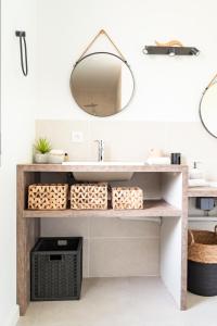 a bathroom with a sink and a mirror at Frenchyhomes☆villadeluxe☆Plage☆piscine in Andernos-les-Bains