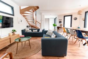 sala de estar con sofá azul y mesa en Frenchyhomes☆villadeluxe☆Plage☆piscine en Andernos-les-Bains