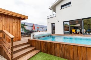 uma casa com uma piscina e um deque em Frenchyhomes☆villadeluxe☆Plage☆piscine em Andernos-les-Bains