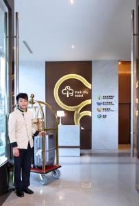 Foto dalla galleria di Park City Hotel - Luzhou Taipei a Taipei