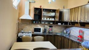 Kuchyň nebo kuchyňský kout v ubytování Lela Guest House