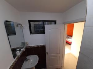 a bathroom with a toilet and a sink and a mirror at Espectacular departamento de tres habitaciones en Edificación Amaralto in Manta +23 photos
