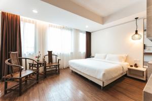 Letto o letti in una camera di Xiamen Gulangyu Heitan Hotel