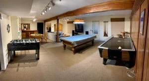 Stol za biljar u objektu Villa Alta Vista at Yosemite- Stunning Views and Game Room