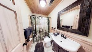 Phòng tắm tại Sugar Bear Mountain﻿ Cabin