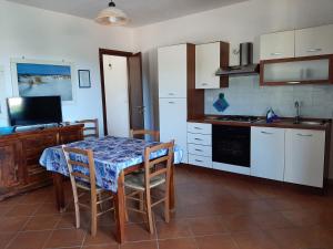 ブドーニにあるAppartamenti I Mandorliのキッチン(テーブル、椅子付)、キッチン(コンロ付)