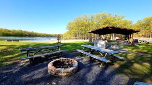 Bild i bildgalleri på The Pocono's Retreat with a Gameroom, Firepit, and Lake i Bushkill